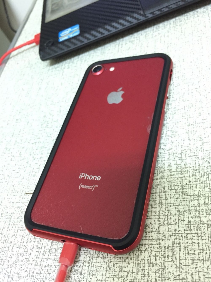 沒辦法接受瀏海 只好買下末代經典紅色iphone 8