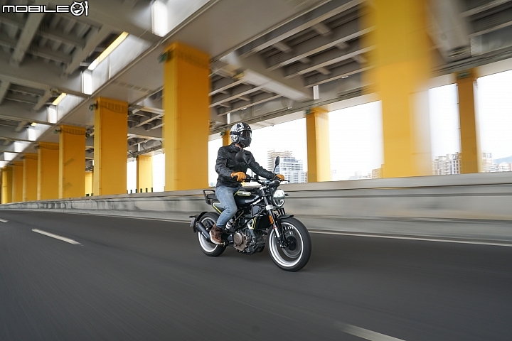 HUSQVARNA SVARTPILEN 401-較高的車身與直挺的坐姿讓駕駛視野非常好 HUSQVARNA SVARTPILEN 401-較高的車身與直挺的坐姿讓駕駛視野非常好