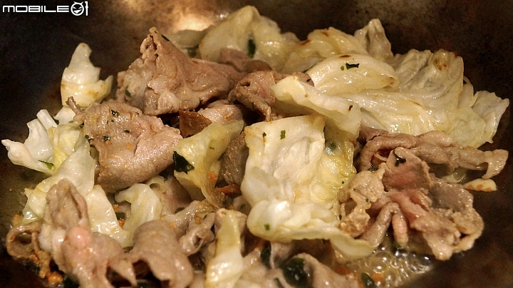 小宅假日的男子漢料理，農心浣熊香辣海鮮炒烏龍