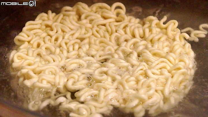 小宅假日的男子漢料理，農心浣熊香辣海鮮炒烏龍