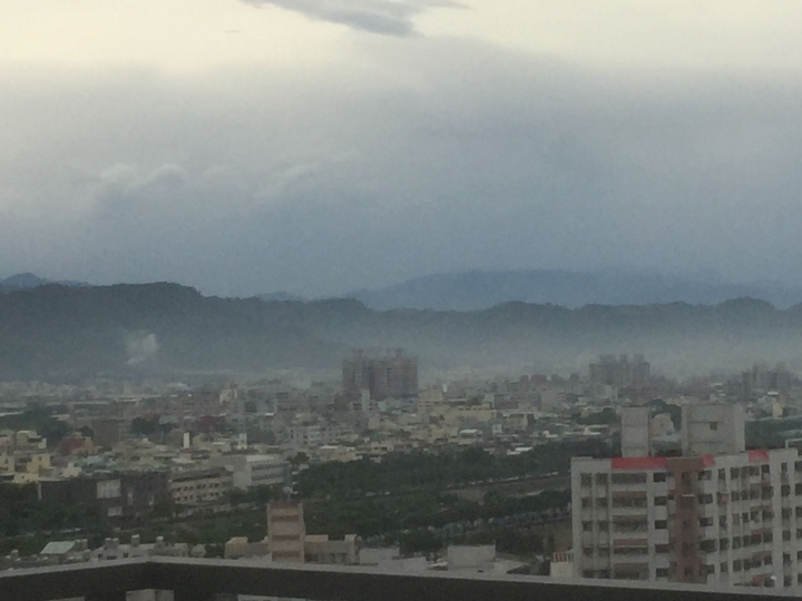 黃色的天空 污染了台中人的笑容