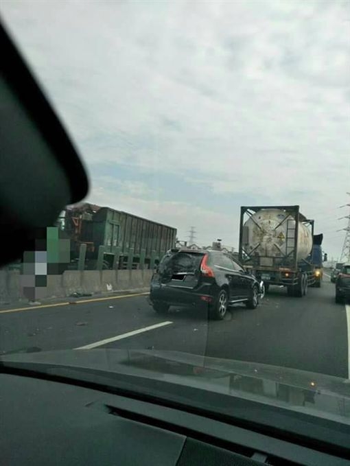 VOLVO休旅車被砂石車夾殺，但是沒有扁