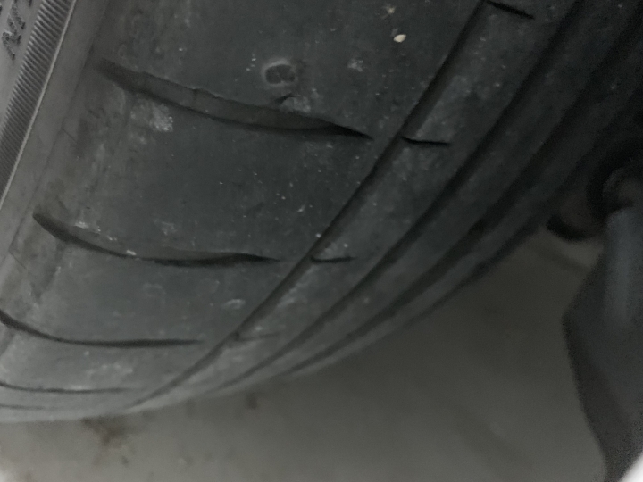 米其林 PS4 胎面剝落 MICHELIN Pilot Sport 4 Surface peeling