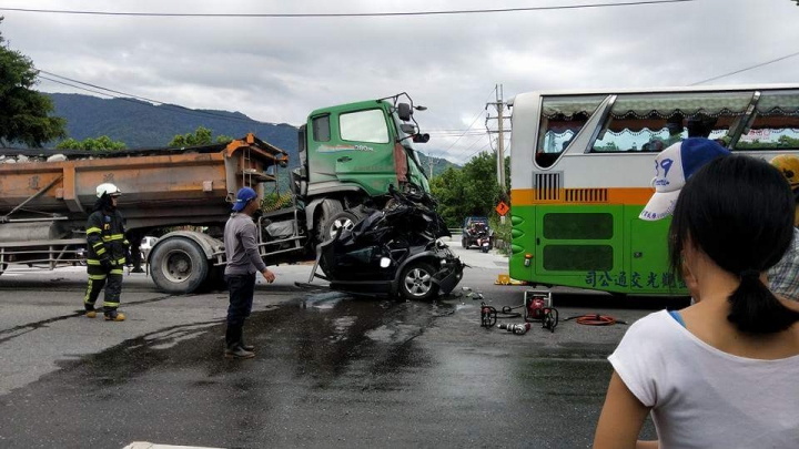 福特休旅車被夾扁了