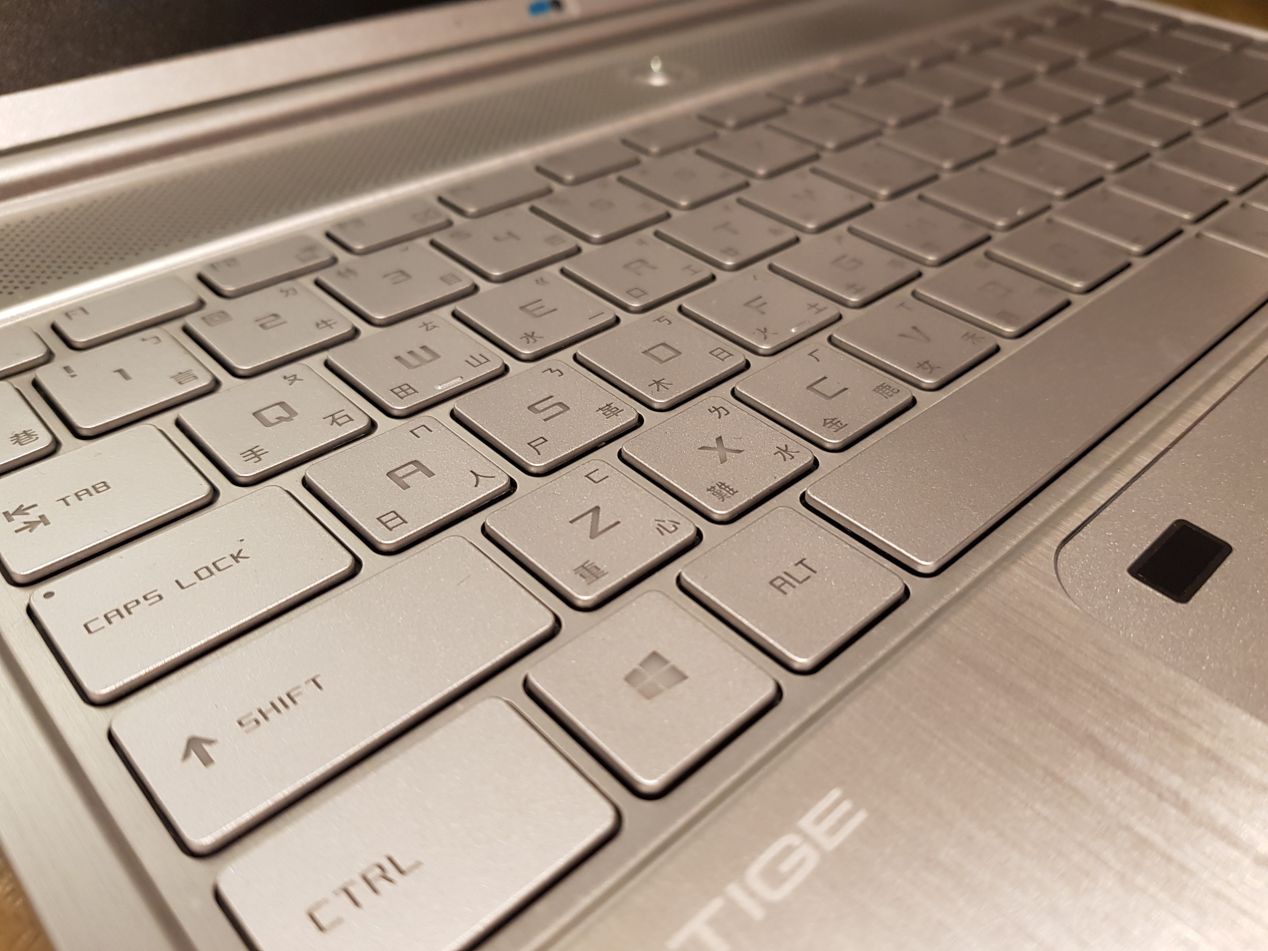 【小宅開箱】【閒聊】MSI PS42 輕薄型筆電，時尚金屬外皮下隱藏未知的性能！