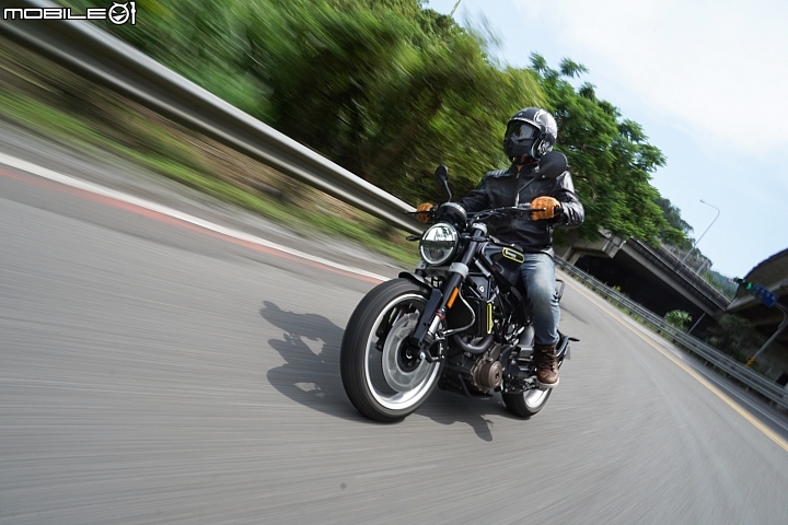 HUSQVARNA SVARTPILEN 401-極短的 1357mm 前後輪軸距讓過彎相當容易 HUSQVARNA SVARTPILEN 401-極短的 1357mm 前後輪軸距讓過彎相當容易