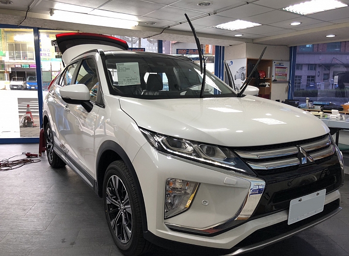 因為有她所以我有了Eclipse cross
