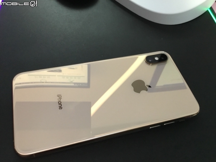 IPHONE XS MAX 金 開箱 (安兔兔跑分)