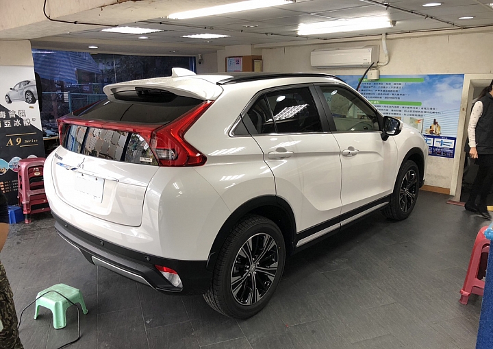 因為有她所以我有了Eclipse cross