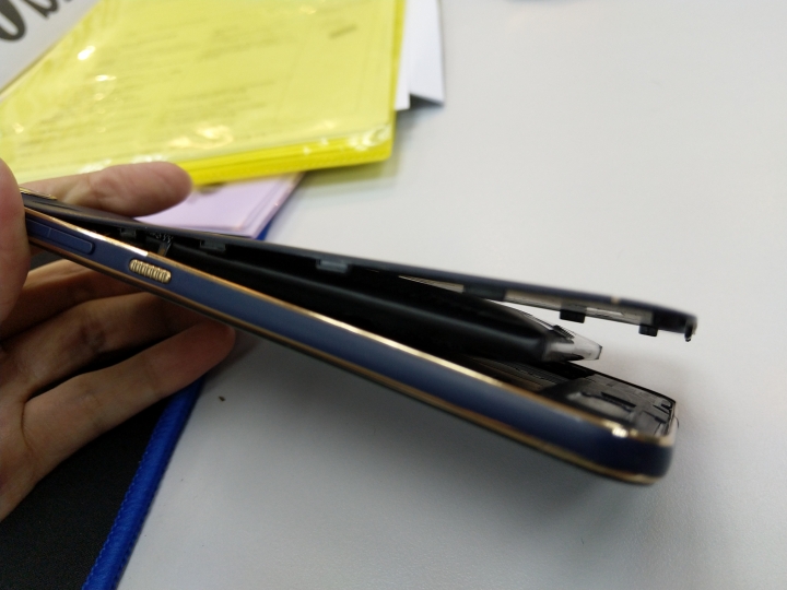 HTC Desire 10 pro 電池突然膨脹