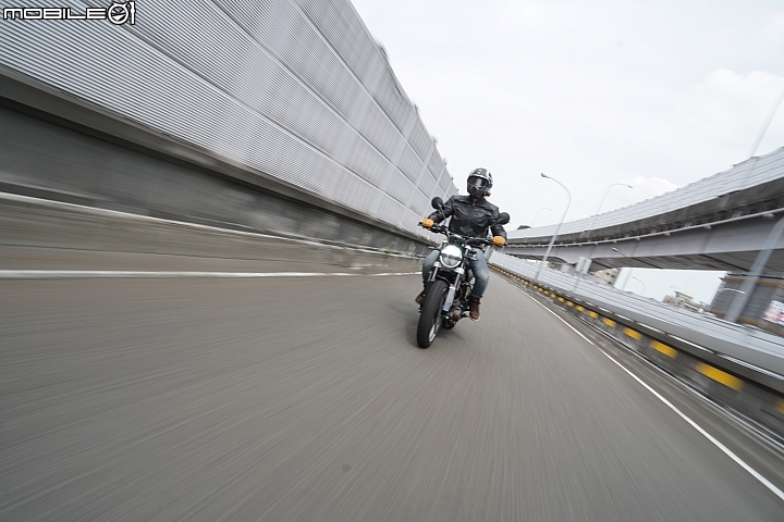 HUSQVARNA SVARTPILEN 401-屬於 Scrambler 的設計,沒有風鏡的車頭加上直挺的坐姿,若在快速道路巡航會承受較大的風壓 HUSQVARNA SVARTPILEN 401-屬於 Scrambler 的設計,沒有風鏡的車頭加上直挺的坐姿,若在快速道路巡航會承受較大的風壓