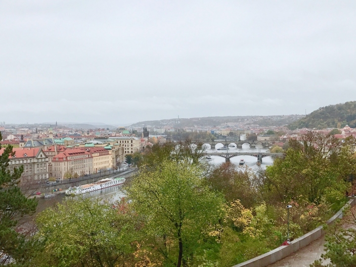 【Czech．走跳】布拉格萊特納公園節拍器、藍儂牆、跳舞房子與慕夏美術館