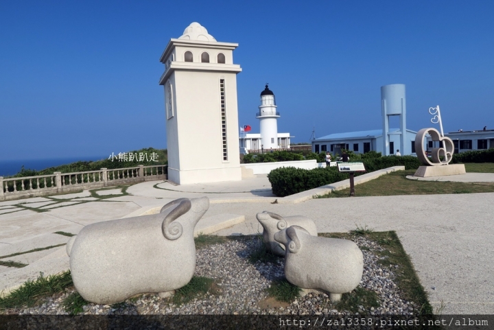 【新北-貢寮】希臘風的白色建築物『三貂角燈塔』，擁有無敵美景與海景~