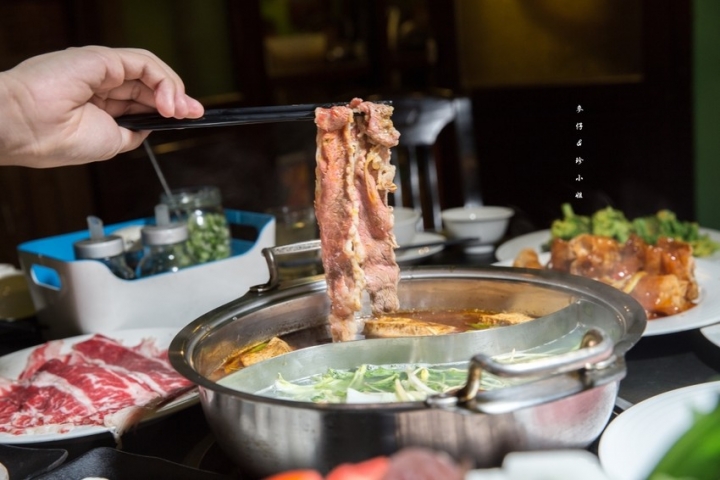 台北｜香港私宅打邊爐｜終於吃到了～！！！古色古香私宅裡的港式火鍋獨創一鍋三吃～帶點微微辣度的咖哩鍋超迷人！捷運南京復興美食 @麥仔の生活日記