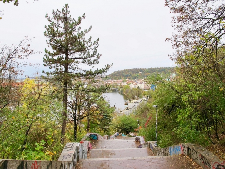 【Czech．走跳】布拉格萊特納公園節拍器、藍儂牆、跳舞房子與慕夏美術館