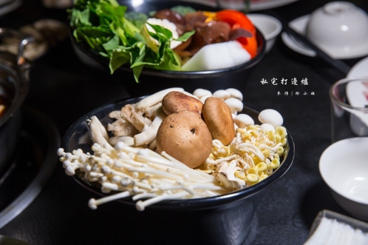 台北｜香港私宅打邊爐｜終於吃到了～！！！古色古香私宅裡的港式火鍋獨創一鍋三吃～帶點微微辣度的咖哩鍋超迷人！捷運南京復興美食 @麥仔の生活日記