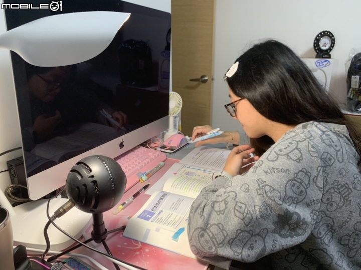 臻光彩小太陽護眼LED觸控檯燈（從來沒看書超過３０分鐘的小妹妹，看了１個小時）