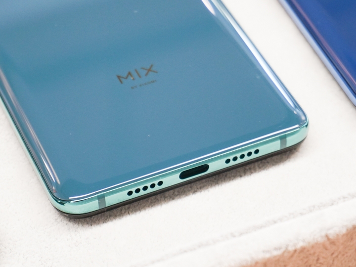 小米MIX3 設計:小米MIX3一樣取消了3.5mm耳機孔,使用Type-C耳機,包裝裡會附贈轉接線。 小米MIX3 設計:小米MIX3一樣取消了3.5mm耳機孔,使用Type-C耳機,包裝裡會附贈轉接線。