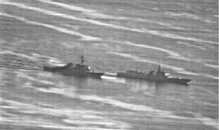 美軍軍艦與解放軍軍艦在南海不期而遇