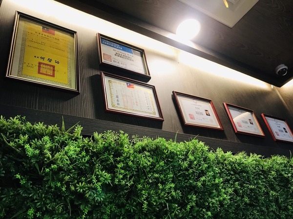 人生新族群~給您不一樣的專業 ~LOHAS樂活眼鏡 高雄熱河店 配鏡、清潔、維修、保養 一手包辦！