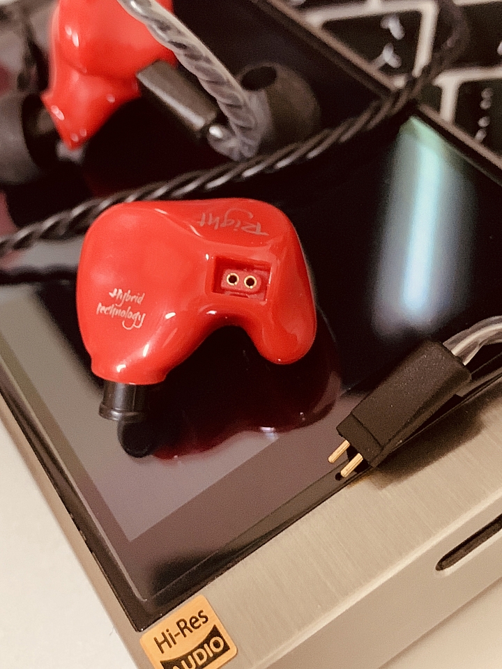 [開箱評測]KZ ZS4 圈鐵入耳式耳機～良好的動態低頻～500元超值價格～