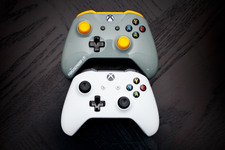 XBOX《絕地求生》防油無線控制器,跟一般版本的無線控制器放在一起比較。 XBOX《絕地求生》防油無線控制器,跟一般版本的無線控制器放在一起比較。