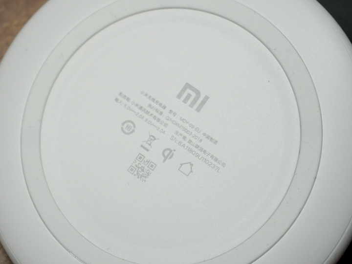 小米MIX3 其他:支援10W輸出的無線充電板。 小米MIX3 其他:支援10W輸出的無線充電板。