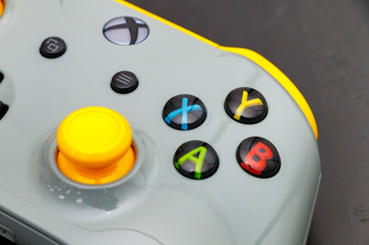 邊玩邊吃雞，手油也不驚！XBOX《絕地求生》防油無線控制器開箱