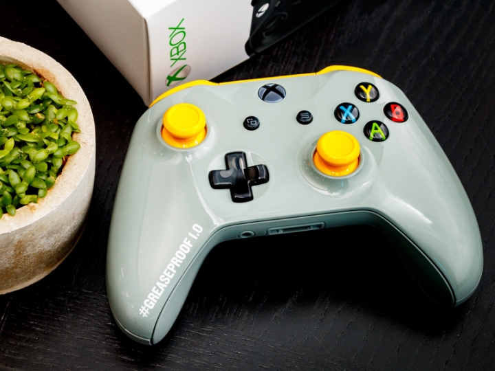 XBOX《絕地求生》防油無線控制器,防油材質實際體驗過後效果還真的挺不錯,是值得轉為量產的設計。 XBOX《絕地求生》防油無線控制器,防油材質實際體驗過後效果還真的挺不錯,是值得轉為量產的設計。