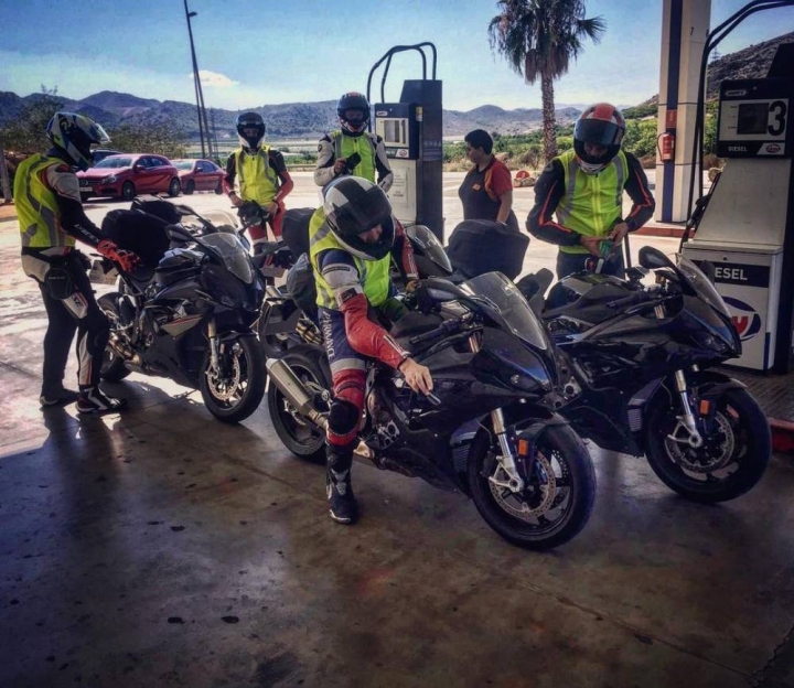 西班牙 BMW Motorrad 當地進口商的 IG 曝光了這張照片,可以看到至少四名穿著連身皮衣的人員試駕新款的 S1000RR。 西班牙 BMW Motorrad 當地進口商的 IG 曝光了這張照片,可以看到至少四名穿著連身皮衣的人員試駕新款的 S1000RR。