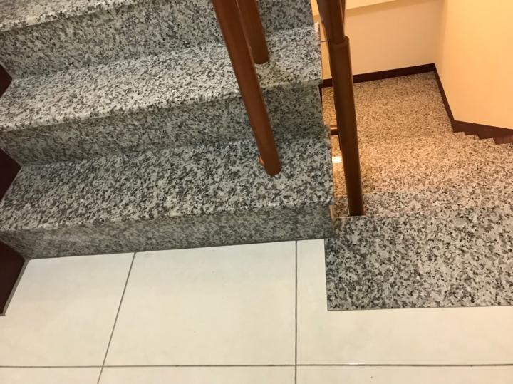浴室滲水到樓梯底部?大理石都滲水變色了