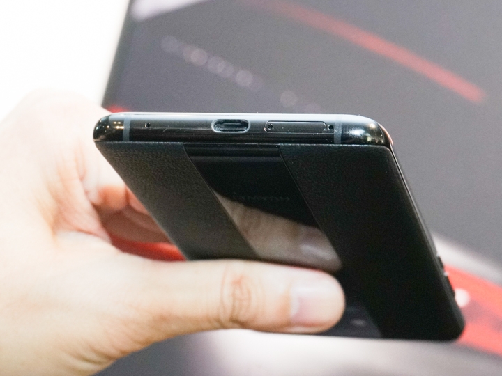 Huawei Mate 20 RS,在底部並沒有看到任何喇叭孔的設計,而是從Type-C孔發聲。 Huawei Mate 20 RS,在底部並沒有看到任何喇叭孔的設計,而是從Type-C孔發聲。