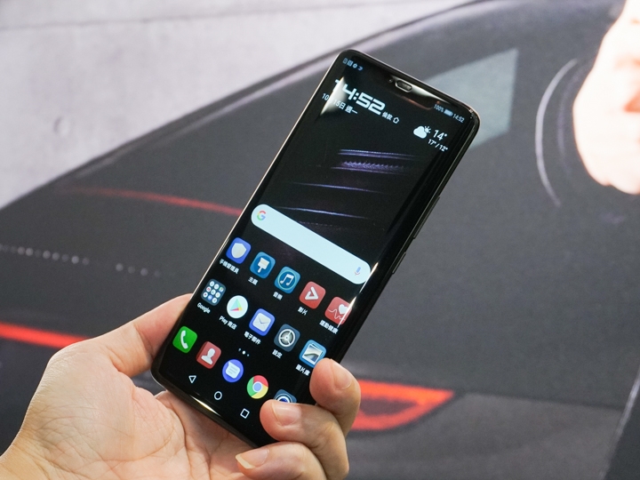 Huawei Mate 20 RS是6.39吋OLED瀏海螢幕,左右側邊曲面螢幕。 Huawei Mate 20 RS是6.39吋OLED瀏海螢幕,左右側邊曲面螢幕。