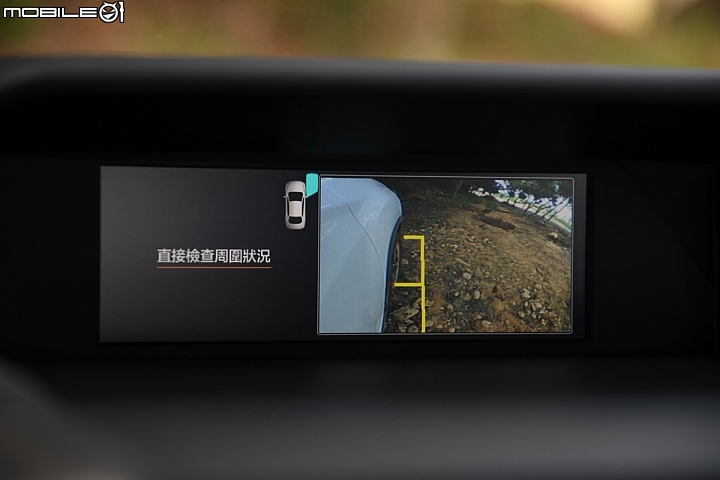 Subaru Forester -具備Side View功能,可藉由中控台多功能顯示螢幕觀察右側死角狀況,對於越野來說頗為實用。 Subaru Forester -具備Side View功能,可藉由中控台多功能顯示螢幕觀察右側死角狀況,對於越野來說頗為實用。