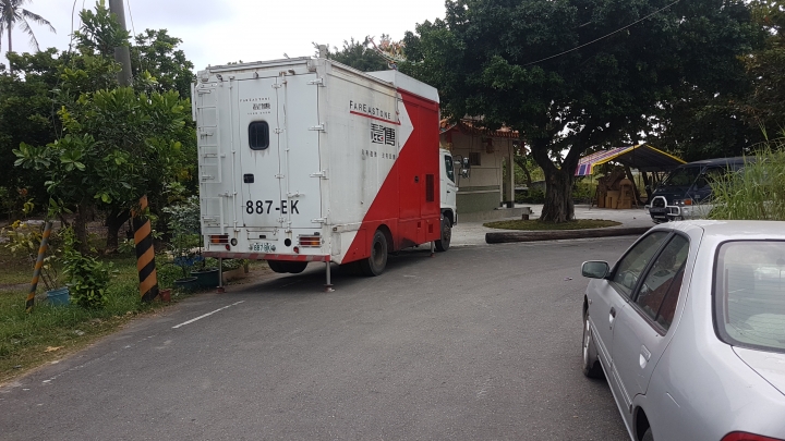 屏東東隆宮迎王慶典，業者行動車也來熱鬧