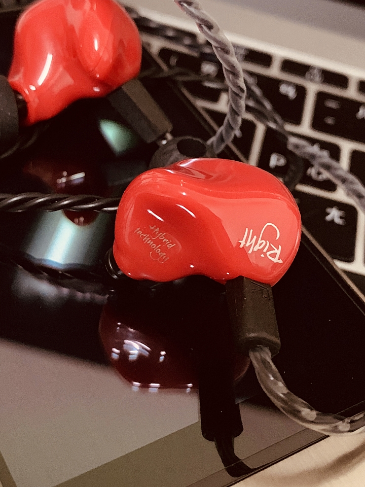 [開箱評測]KZ ZS4 圈鐵入耳式耳機～良好的動態低頻～500元超值價格～