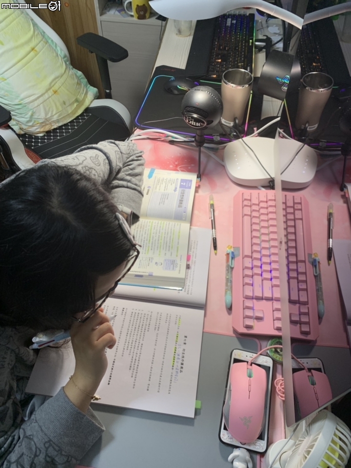 臻光彩小太陽護眼LED觸控檯燈（從來沒看書超過３０分鐘的小妹妹，看了１個小時）