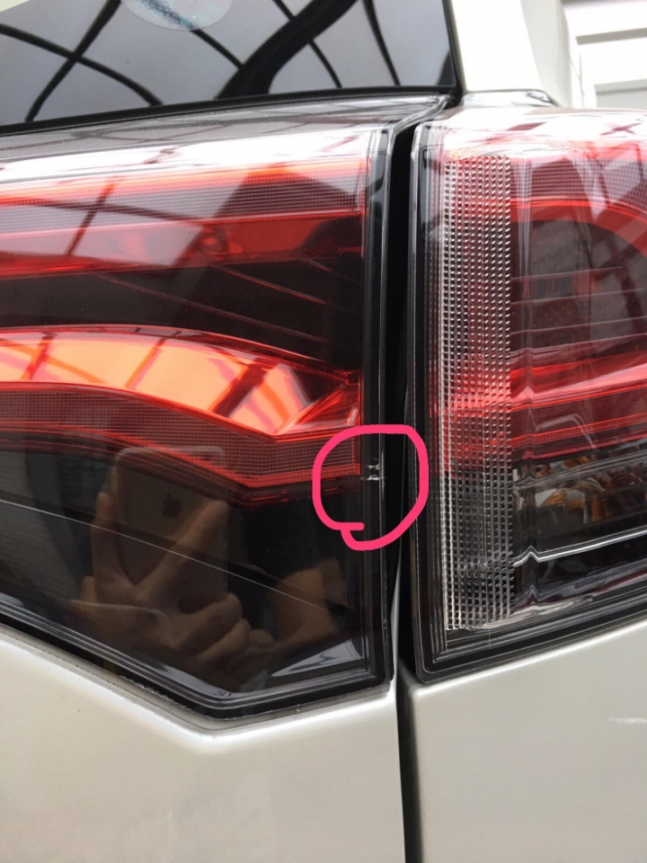 RAV4 尾燈裂痕