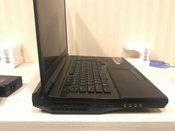[宅開箱] 旗艦機(MSI GT75 Titan 8RG)，遊戲操到過癮