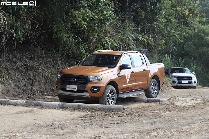 小惡魔網友《挑戰 無所畏 Ford Ranger體驗會》-Off-road第一個關卡便是「穿越倒木」,在Ranger漂亮的越野金三角數據下,放慢速度便可輕鬆通過。 小惡魔網友《挑戰 無所畏 Ford Ranger體驗會》-Off-road第一個關卡便是「穿越倒木」,在Ranger漂亮的越野金三角數據下,放慢速度便可輕鬆通過。