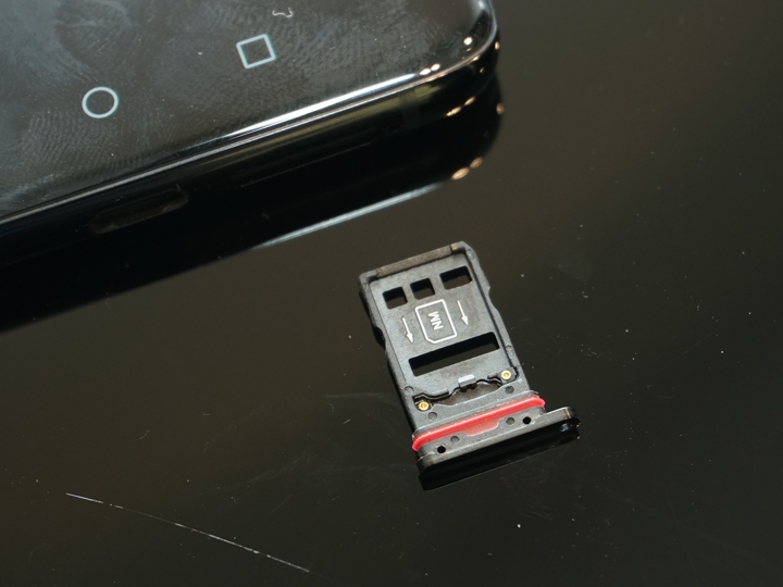 Huawei Mate 20 RS,雙SIM及記憶卡槽是共用的,一樣是nano Card。 Huawei Mate 20 RS,雙SIM及記憶卡槽是共用的,一樣是nano Card。
