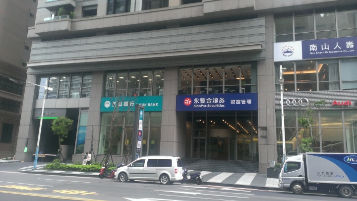 請問 厚生大陸橋峰1~2樓商場