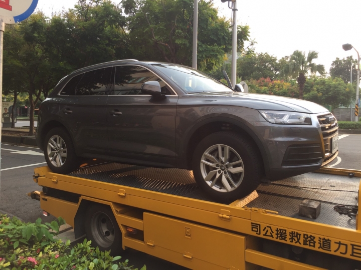 Audi 18年Q5 ，副水箱水漏光且殘留鐵屑/雜質 - 新竹廠保養!!!