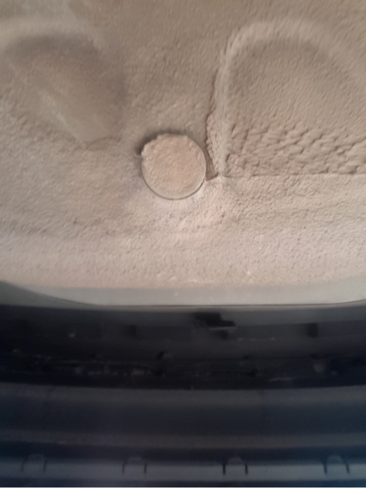 06年focus4D後車廂洩水孔在哪？