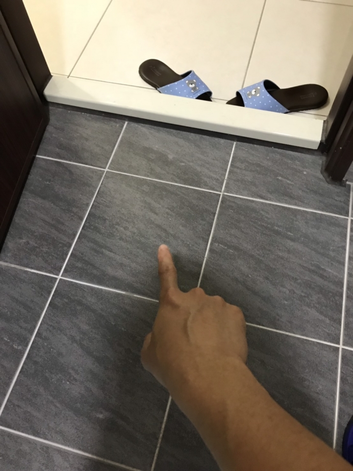 浴室滲水到樓梯底部?大理石都滲水變色了