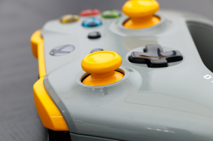 邊玩邊吃雞，手油也不驚！XBOX《絕地求生》防油無線控制器開箱