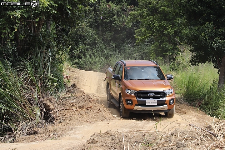 小惡魔網友《挑戰 無所畏 Ford Ranger體驗會》-「含笑大怒神」,讓駕駛體驗以HDC陡坡緩降系統於低抓地力路面進入長下坡的情景 小惡魔網友《挑戰 無所畏 Ford Ranger體驗會》-「含笑大怒神」,讓駕駛體驗以HDC陡坡緩降系統於低抓地力路面進入長下坡的情景