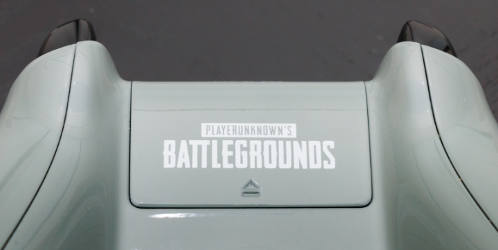 XBOX《絕地求生》防油無線控制器,背面印有PlayerUnknown XBOX《絕地求生》防油無線控制器,背面印有PlayerUnknown