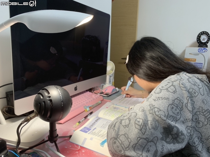 臻光彩小太陽護眼LED觸控檯燈（從來沒看書超過３０分鐘的小妹妹，看了１個小時）