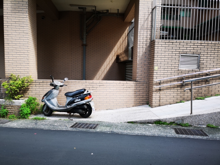 機車佔用身心障礙動線，是否有罰責?
